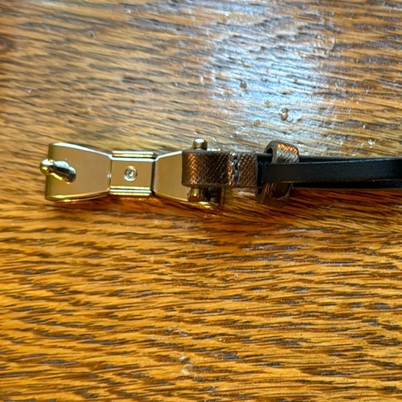 Tory Burch skinny belt. Silver bow buckle. Excellent used condition. Size XXS. - Picture 5 of 7